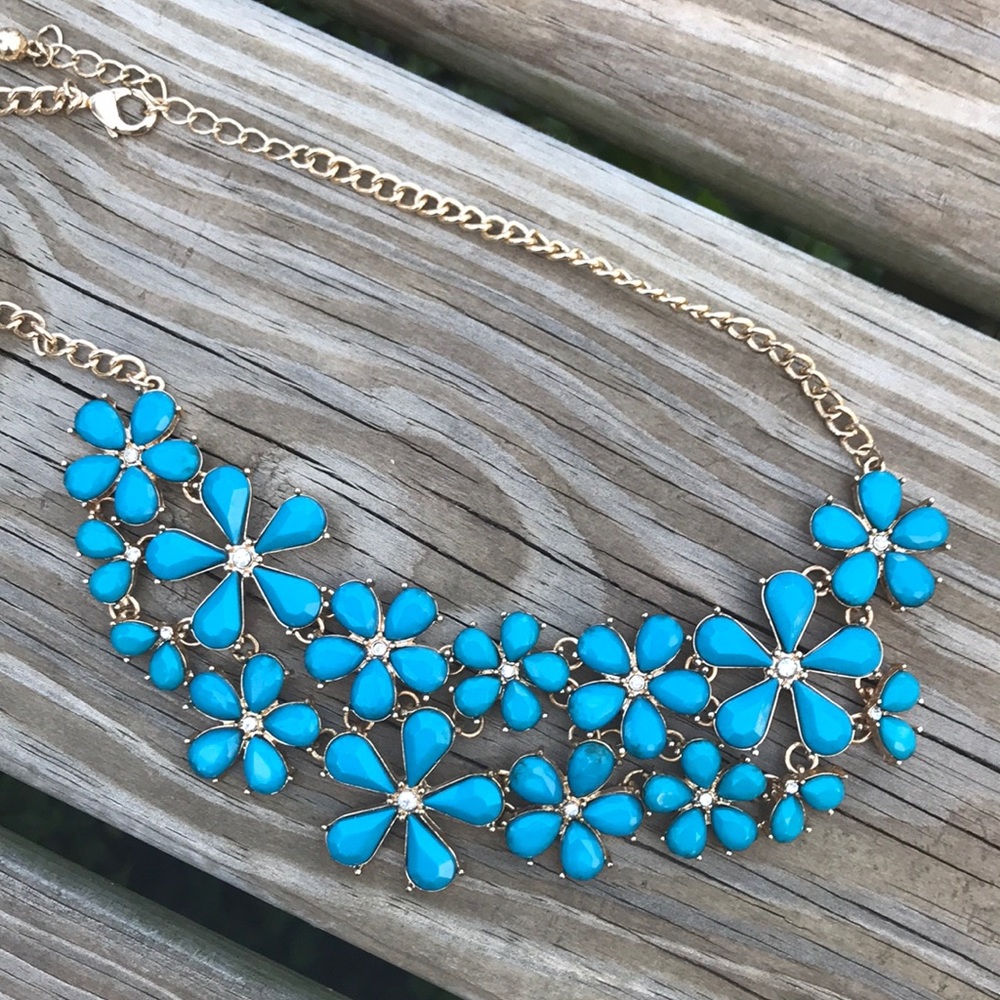 💎FREE when bundled💎Blue flower bib necklace